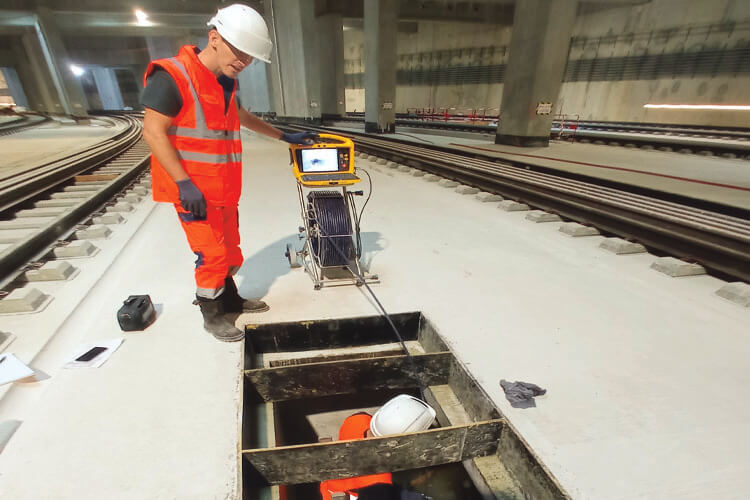 Technicien VRD Tech analysant en temps réel les images sur écran lors d’une inspection