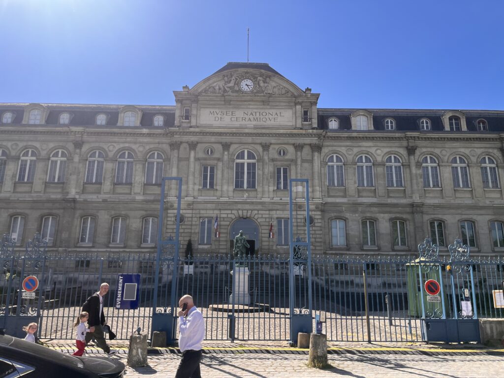 Façade du Musée National de Céramique près du lieu d'intervention.