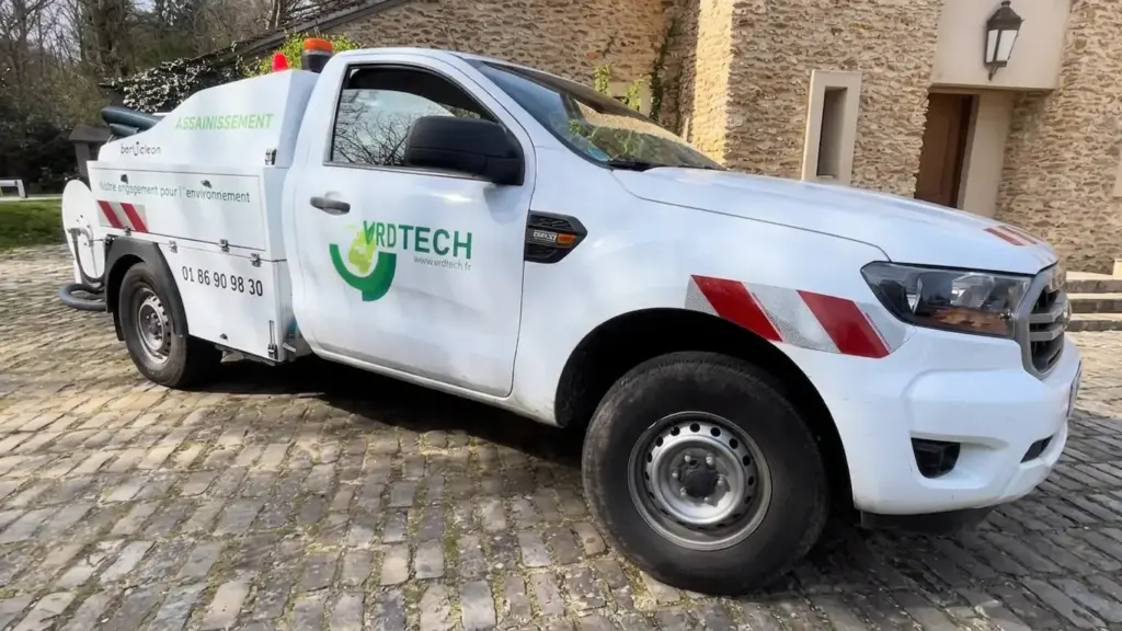 Hydrocureur haute pression utilisé par VRDTECH lors d'un hydrocurage de canalisation