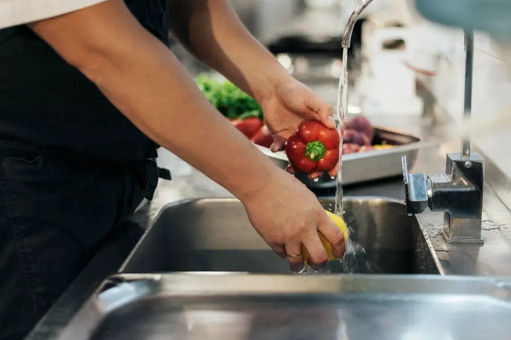 Plonge d'une cuisine de restaurant raccordée à un bac à graisse