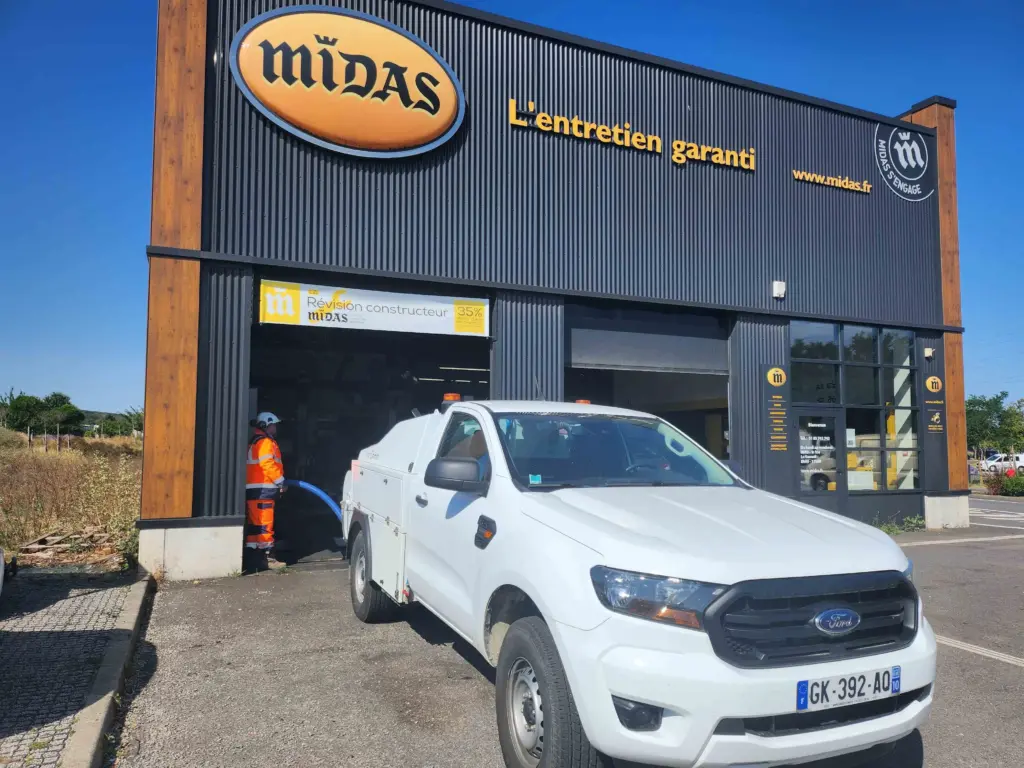 Garage raccordé à un séparateur d'hydrocarbures