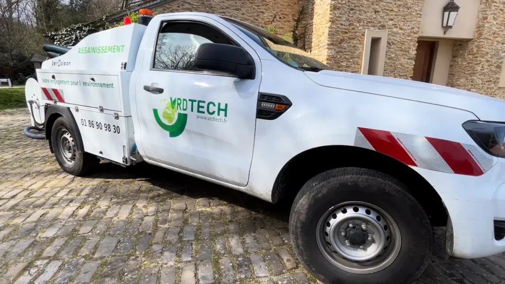 Hydrocureur léger utilisé par VRDTECH pour l'hydrocurage haute pression des canalisations ou pour le pompage de fosses septiques